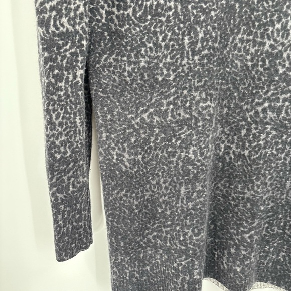 Bloomingdale’s 2-ply 100% Cashmere V Neck Animal Print Leopard Sweater Medium - Picture 5 of 12